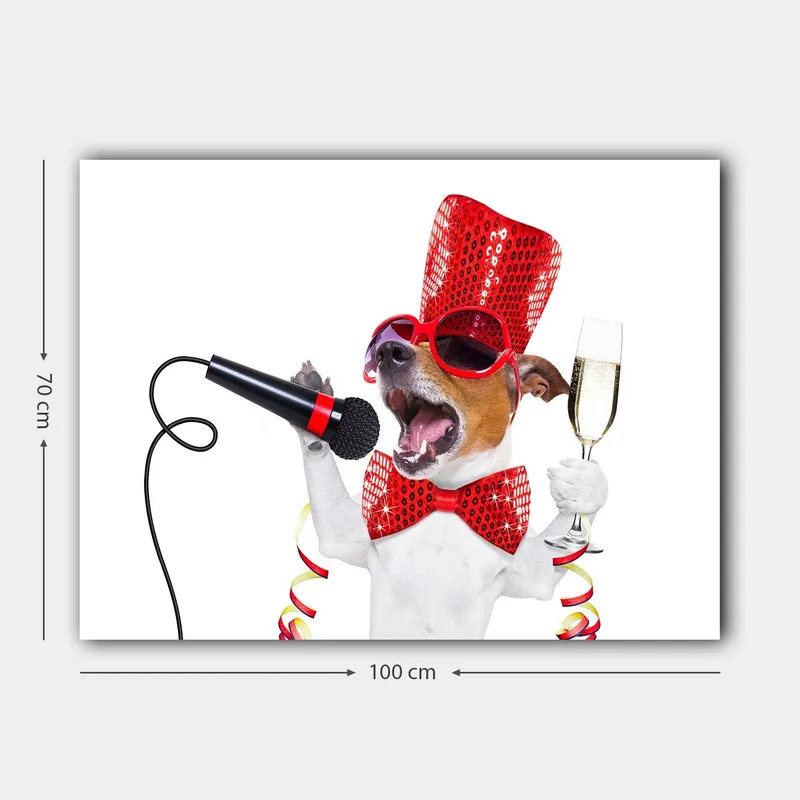 Lerretsbilde 70x100 cm - Festlig hund som synger inn i en mikrofon og holder et champagneglass - Rød / Hvit / Svart - Innredning - Bilder & kunst - Lerretsbilder