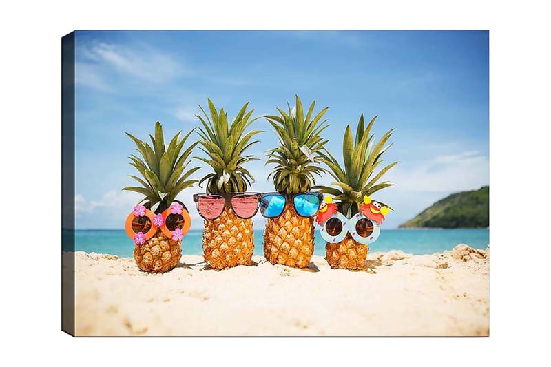 Lerretsbilde 70x100 cm - Fire ananaser med solbriller og dekorasjoner på en strand, Gul / Grønn / Rosa