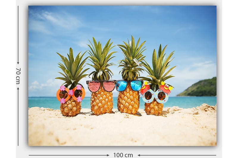 Lerretsbilde 70x100 cm - Fire ananaser med solbriller og dekorasjoner på en strand - Gul / Grønn / Rosa - Innredning - Bilder & kunst - Lerretsbilder