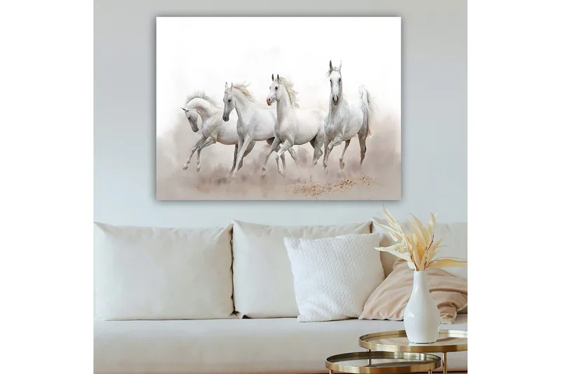 Lerretsbilde 70x100 cm - Fire hvite hester galopperer fremover i tåkete omgivelser - Hvit / Lys grå - Innredning - Bilder & kunst - Lerretsbilder