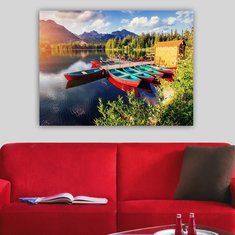 Lerretsbilde 70x100 cm - Flere fargerike båter ligger på en speilblank innsjø omgitt av frodige trær og fjell - Rød / Turkis / Grønn - Innredning - Bilder & kunst - Lerretsbilder