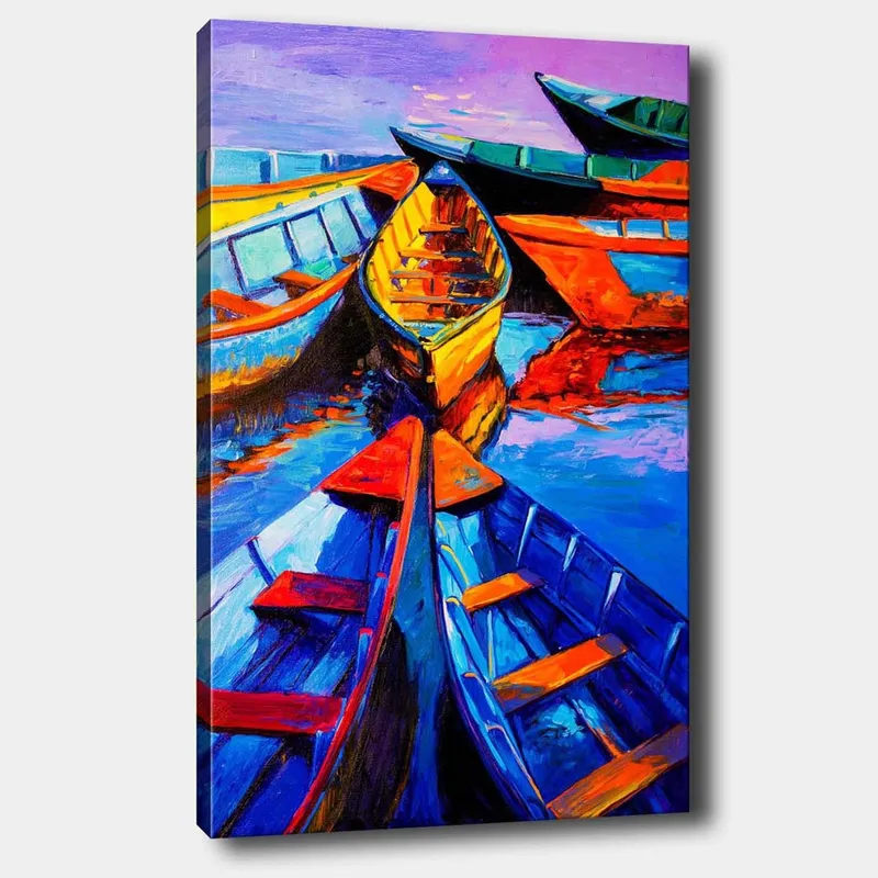 Lerretsbilde 70x100 cm - Flere fargerike båter som ligger i en gruppe på vannoverflaten, Blå / Oransje / Gul