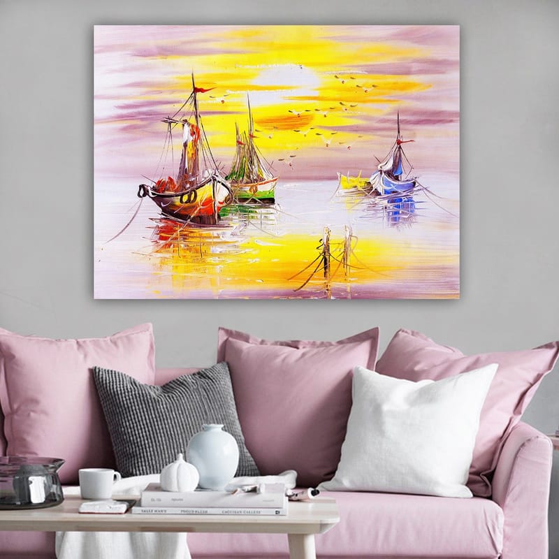 Lerretsbilde 70x100 cm - Flere fargerike båter som ligger stille i en solrik havn - Gul / Grønn / Rød - Innredning - Bilder & kunst - Lerretsbilder