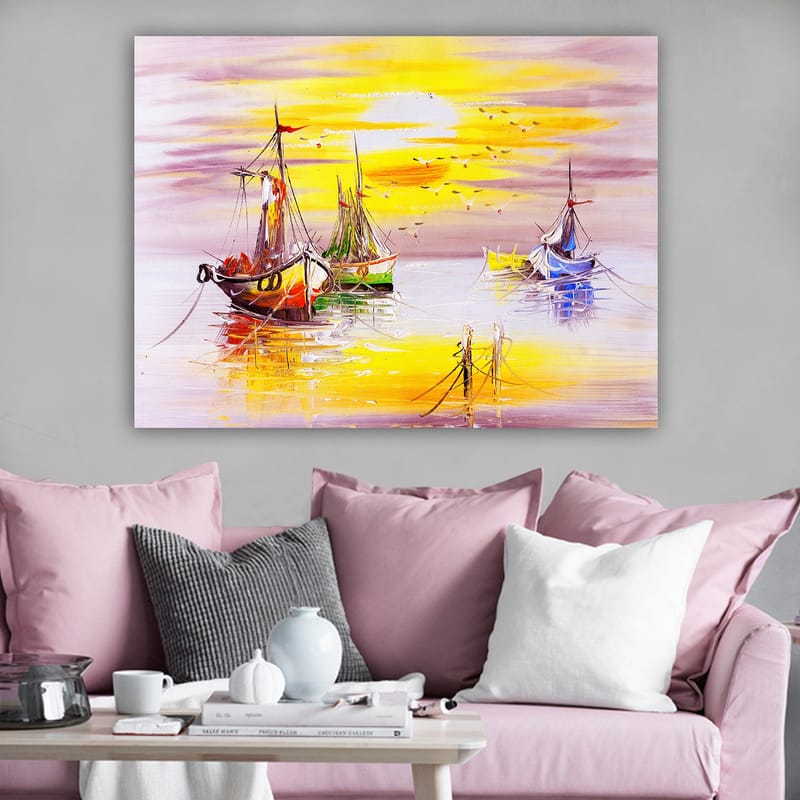 Lerretsbilde 70x100 cm - Flere fargerike båter som ligger stille i en solrik havn - Gul / Grønn / Rød - Innredning - Bilder & kunst - Lerretsbilder