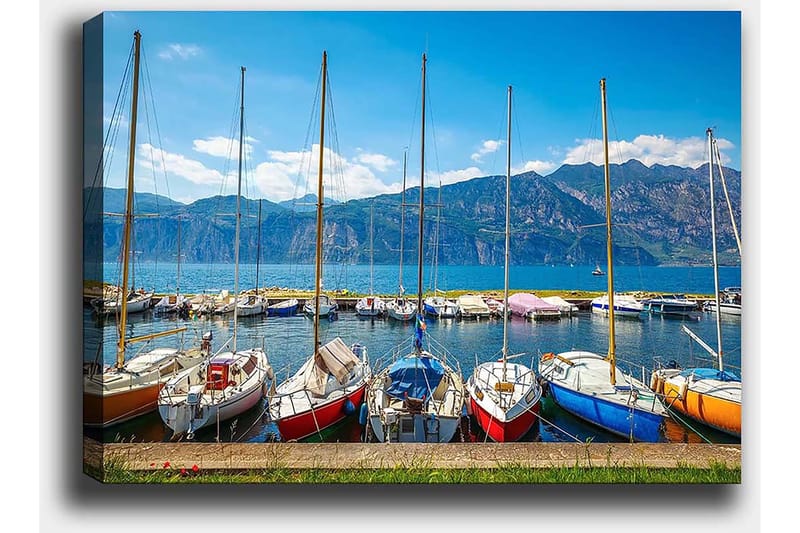 Lerretsbilde 70x100 cm - Flere fargerike seilbåter i en havn med fjell i bakgrunnen - Blå / Rød / Oransje - Innredning - Bilder & kunst - Lerretsbilder