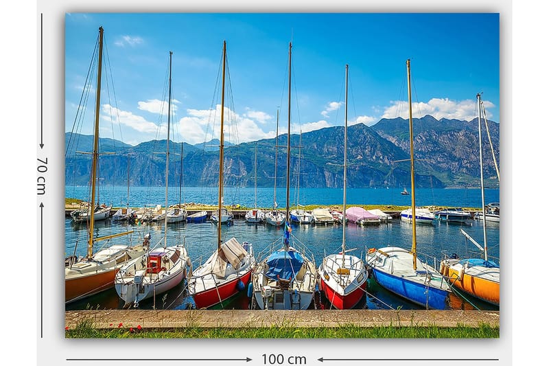 Lerretsbilde 70x100 cm - Flere fargerike seilbåter i en havn med fjell i bakgrunnen - Blå / Rød / Oransje - Innredning - Bilder & kunst - Lerretsbilder