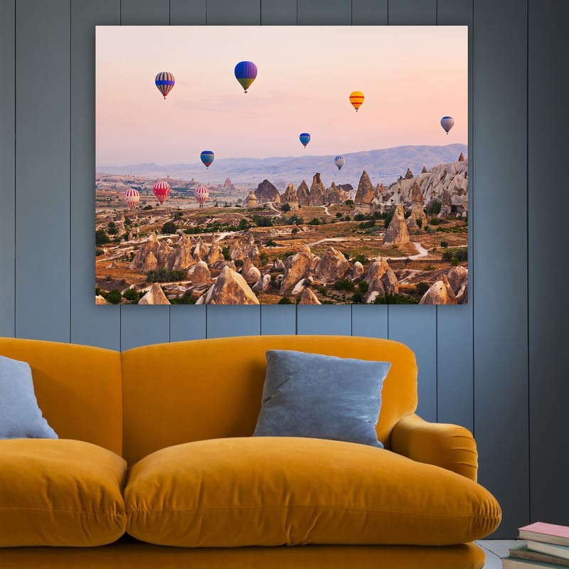 Lerretsbilde 70x100 cm - Flere fargerike varmluftsballonger svever over et dramatisk landskap med unike fjellformasjoner - Blå / Rød / Oransje - Innredning - Bilder & kunst - Lerretsbilder