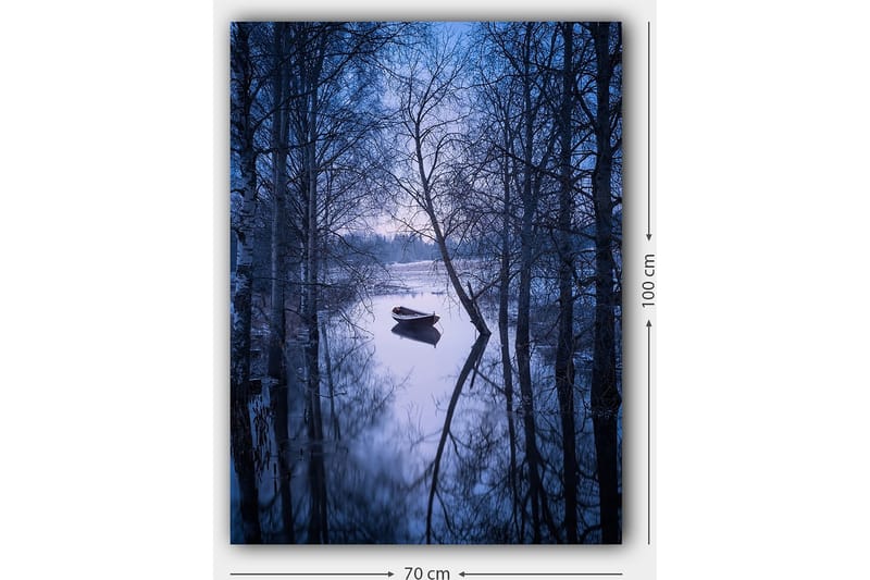 Lerretsbilde 70x100 cm - Fredelig båt fortøyd i en speilblank innsjø omgitt av vintertrær - Mørk blå / Lys blå - Innredning - Bilder & kunst - Lerretsbilder