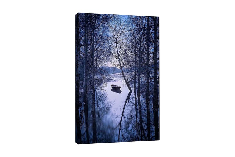 Lerretsbilde 70x100 cm - Fredelig båt fortøyd i en speilblank innsjø omgitt av vintertrær - Mørk blå / Lys blå - Innredning - Bilder & kunst - Lerretsbilder