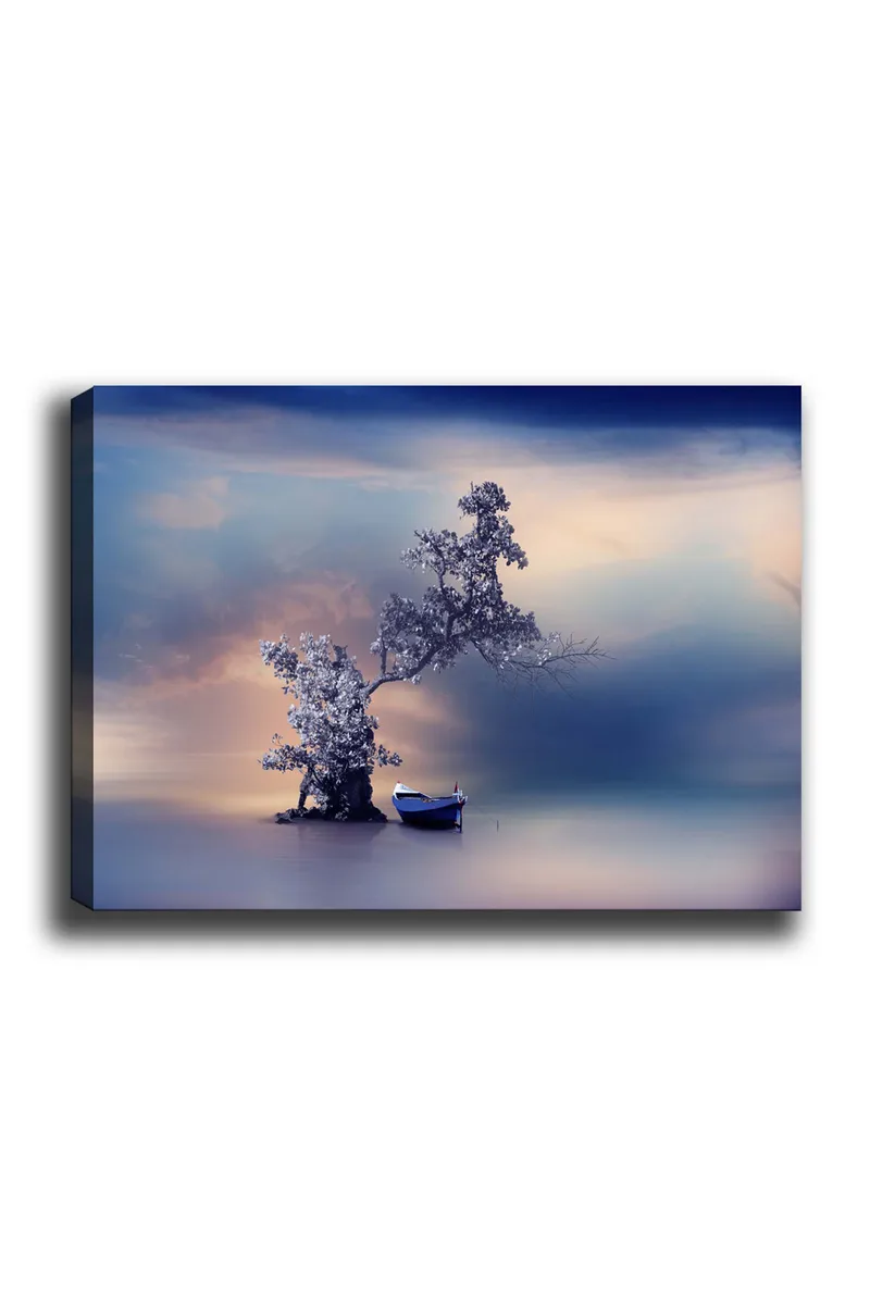 Lerretsbilde 70x100 cm - Fredelig båt på en magisk, tåkete strand med et tre som strekker seg over vannet, Blå / Grå / Hvit