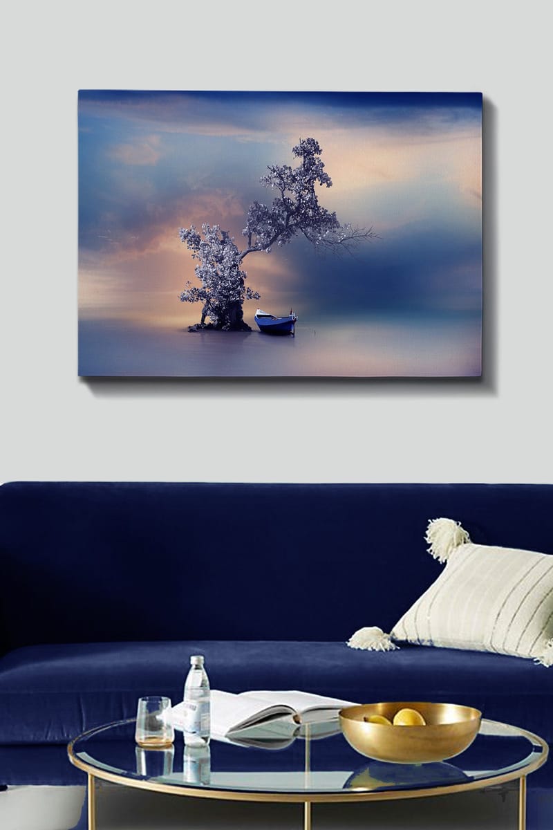 Lerretsbilde 70x100 cm - Fredelig båt på en magisk, tåkete strand med et tre som strekker seg over vannet - Blå / Grå / Hvit - Innredning - Bilder & kunst - Lerretsbilder