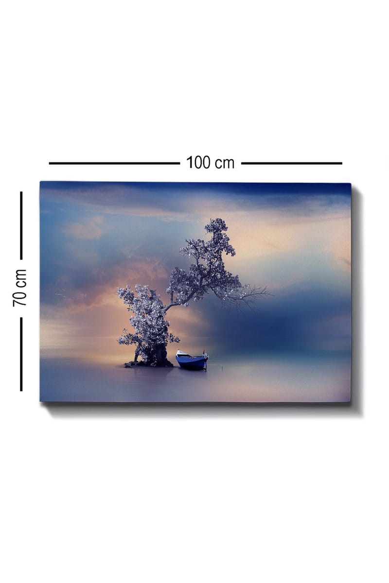 Lerretsbilde 70x100 cm - Fredelig båt på en magisk, tåkete strand med et tre som strekker seg over vannet - Blå / Grå / Hvit - Innredning - Bilder & kunst - Lerretsbilder