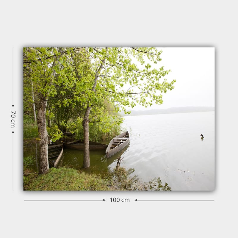 Lerretsbilde 70x100 cm - Fredelig innsjø med båter og frodige trær ved vannet - Grønn / Brun / Grå - Innredning - Bilder & kunst - Lerretsbilder