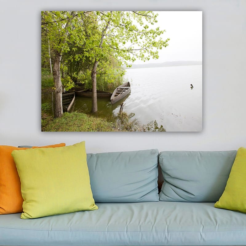 Lerretsbilde 70x100 cm - Fredelig innsjø med båter og frodige trær ved vannet, Grønn / Brun / Grå