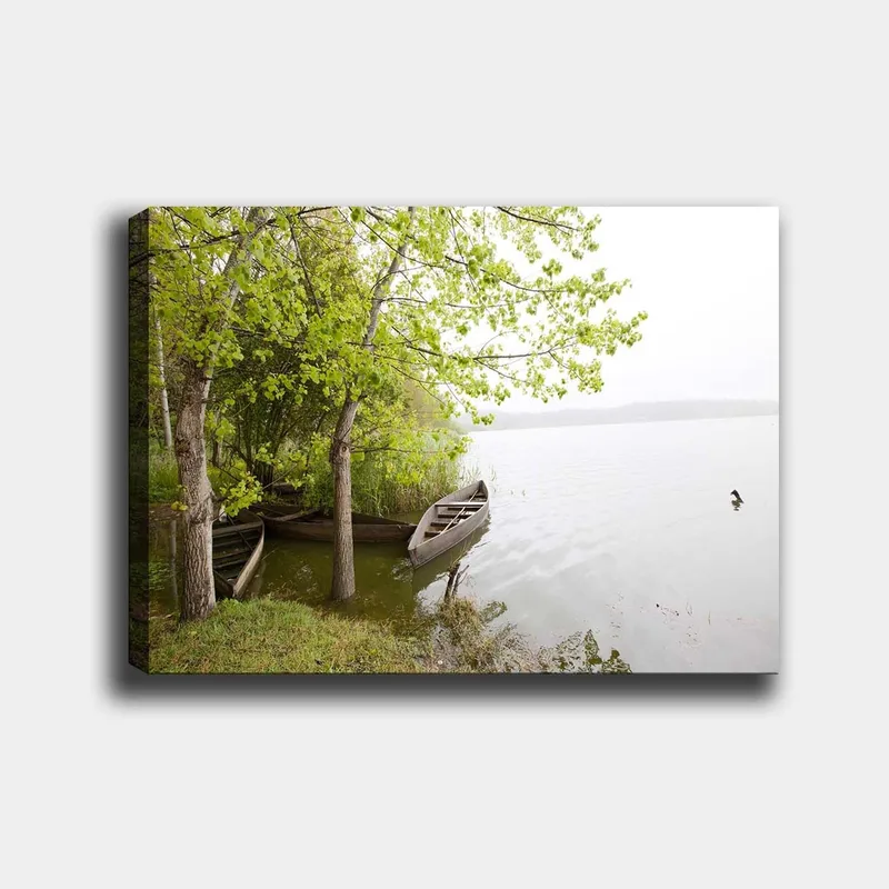 Lerretsbilde 70x100 cm - Fredelig innsjø med båter og frodige trær ved vannet - Grønn / Brun / Grå - Innredning - Bilder & kunst - Lerretsbilder