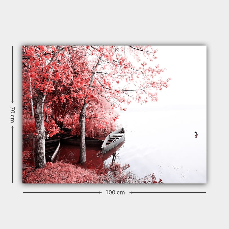 Lerretsbilde 70x100 cm - Fredelig innsjø med to båter omgitt av glitrende røde trær i høstfarger - Rød / Grå - Innredning - Bilder & kunst - Lerretsbilder