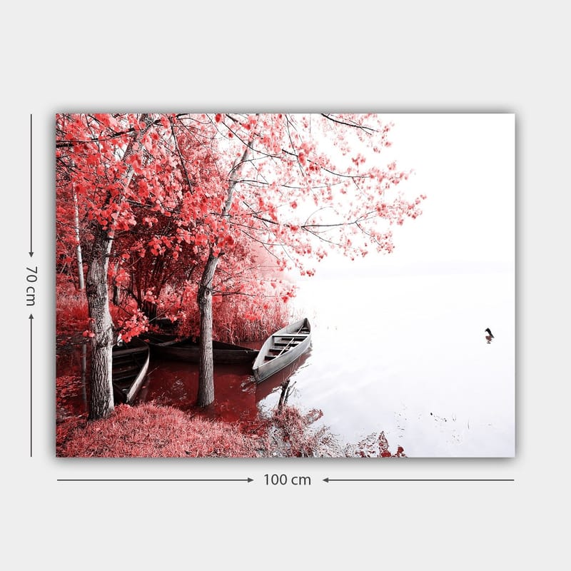 Lerretsbilde 70x100 cm - Fredelig innsjø med to båter omgitt av glitrende røde trær i høstfarger - Rød / Grå - Innredning - Bilder & kunst - Lerretsbilder