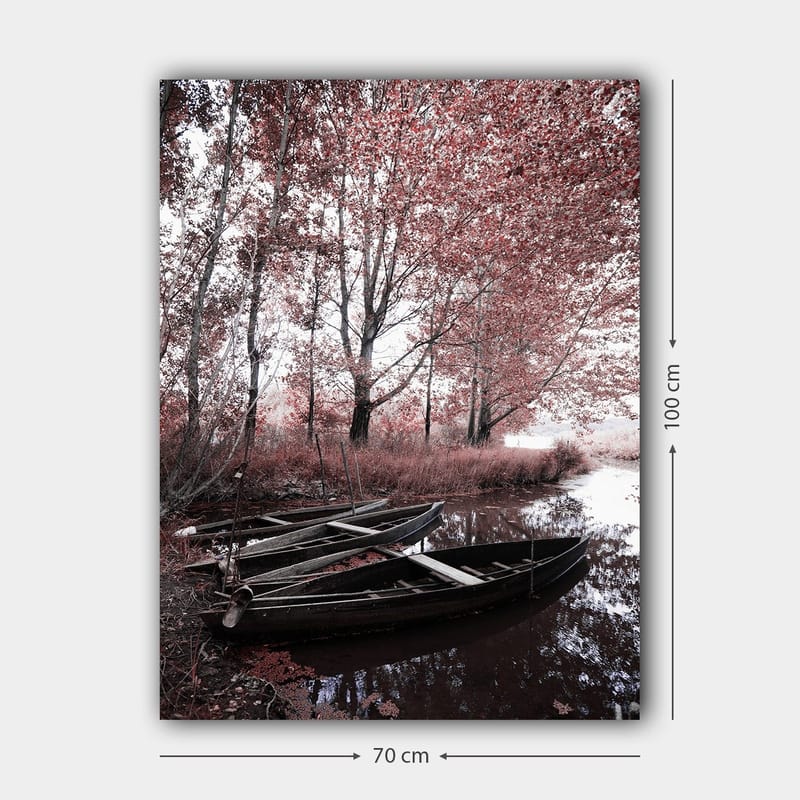 Lerretsbilde 70x100 cm - Fredelig innsjø med to båter omgitt av røde trær og vegetasjon - Rød / Svart / Hvit - Innredning - Bilder & kunst - Lerretsbilder