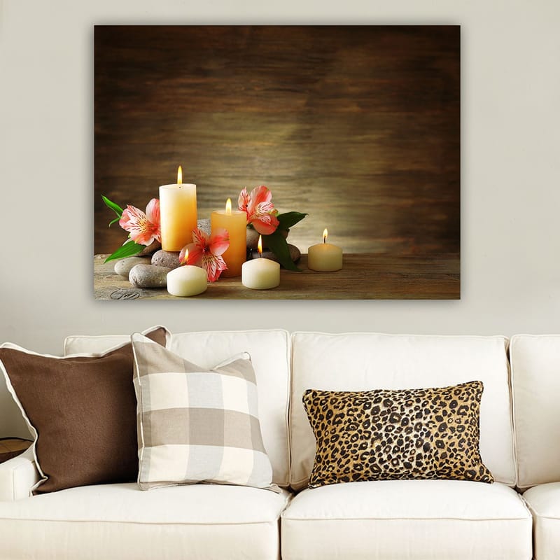 Lerretsbilde 70x100 cm - Fredelig komposisjon av skinnende lys og rosa blomster på steiner - Lys gul / Rosa / Grønn - Innredning - Bilder & kunst - Lerretsbilder