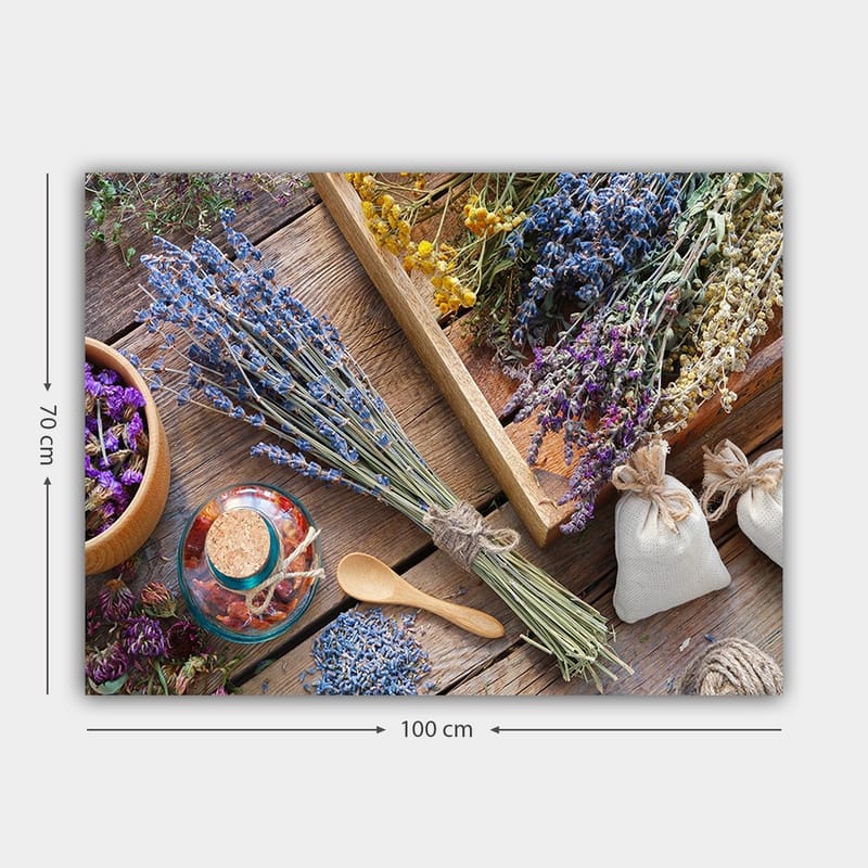 Lerretsbilde 70x100 cm - Fredelig komposisjon av tørkede blomster og urter i forskjellige farger, arrangert på et trebord - Blå / Gul / Lilla - Innredning - Bilder & kunst - Lerretsbilder