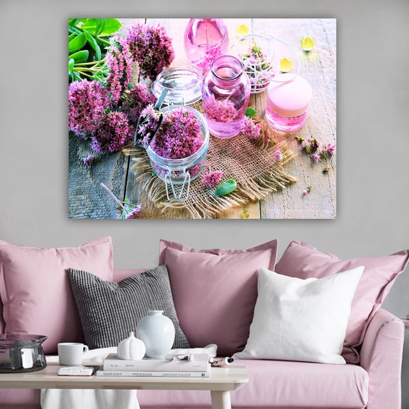 Lerretsbilde 70x100 cm - Fredelig komposisjon med rosa blomster og glassbeholdere som skaper en harmonisk atmosfære - Rosa / Grønn / Klar - Innredning - Bilder & kunst - Lerretsbilder