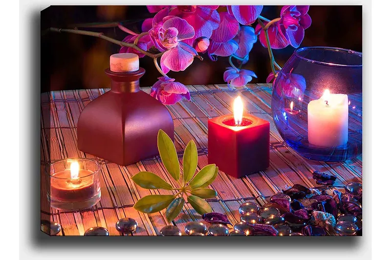 Lerretsbilde 70x100 cm - Fredelig og harmonisk stilleben med lys, blomster og dekorasjoner - Mørk rød / Grønn / Lilla - Innredning - Bilder & kunst - Lerretsbilder