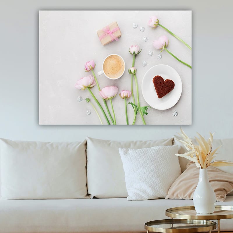 Lerretsbilde 70x100 cm - Fredelig og romantisk borddekking med rosa blomster, en kopp kaffe og en hjerteformet kake - Rosa / Brun / Hvit - Innredning - Bilder & kunst - Lerretsbilder
