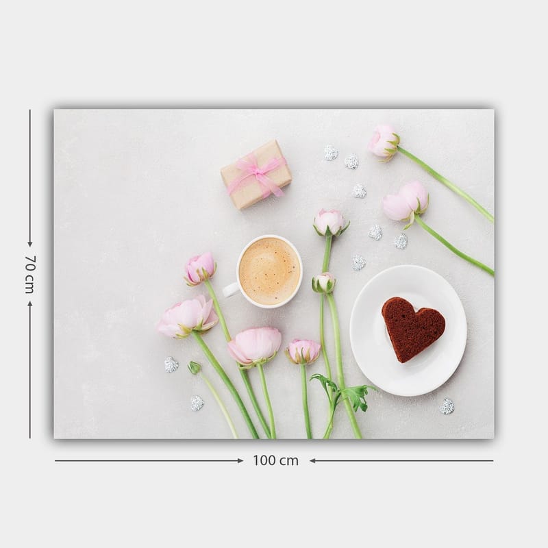 Lerretsbilde 70x100 cm - Fredelig og romantisk borddekking med rosa blomster, en kopp kaffe og en hjerteformet kake - Rosa / Brun / Hvit - Innredning - Bilder & kunst - Lerretsbilder