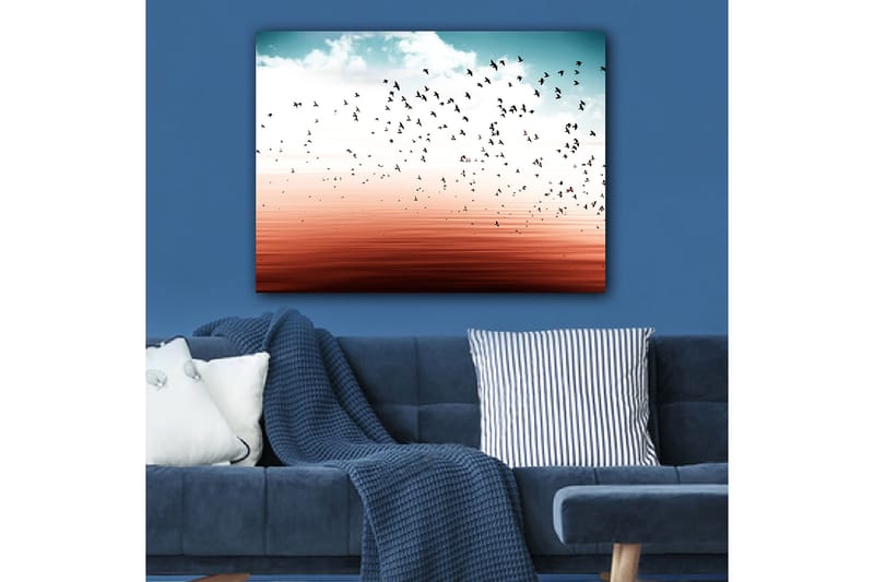 Lerretsbilde 70x100 cm - Fugleflokk som flyr over en stille vannflate i et harmonisk fargevalg - Blå / Korallrød - Innredning - Bilder & kunst - Lerretsbilder