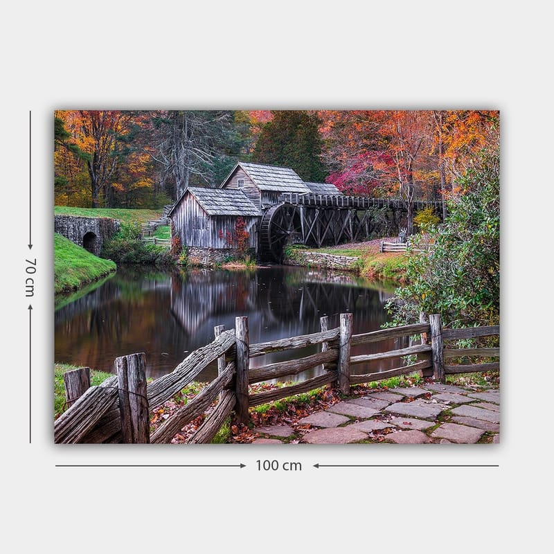 Lerretsbilde 70x100 cm - Gammel mølle ved en speilblank innsjø omgitt av høstfarger - Rød / Grønn / Brun - Innredning - Bilder & kunst - Lerretsbilder