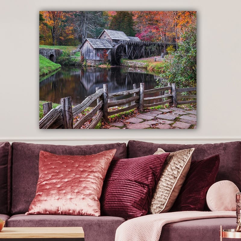 Lerretsbilde 70x100 cm - Gammel mølle ved en speilblank innsjø omgitt av høstfarger - Rød / Grønn / Brun - Innredning - Bilder & kunst - Lerretsbilder