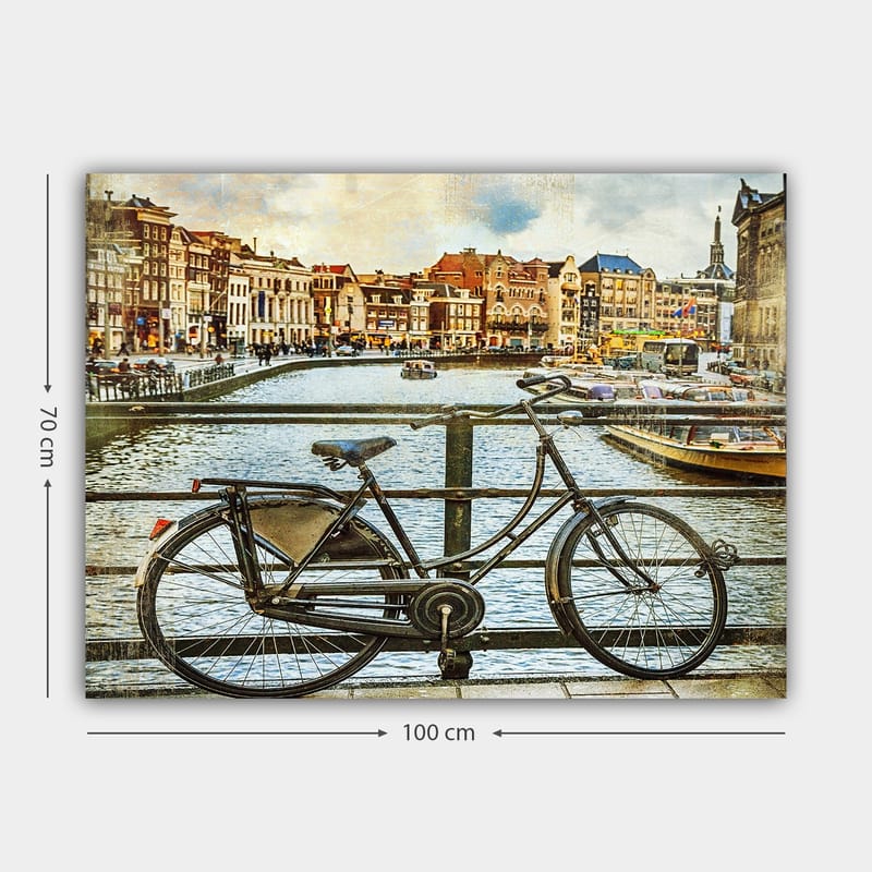 Lerretsbilde 70x100 cm - Gammel sykkel lent mot et rekkverk ved en kanal med pittoreske bygninger i bakgrunnen - Svart / Grå / Brun - Innredning - Bilder & kunst - Lerretsbilder