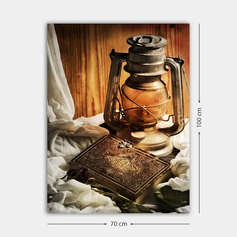 Lerretsbilde 70x100 cm - Gammeldags oljelampe og en dekorativ boks omgitt av myke stoffer - Gull / Brun / Beige - Innredning - Bilder & kunst - Lerretsbilder