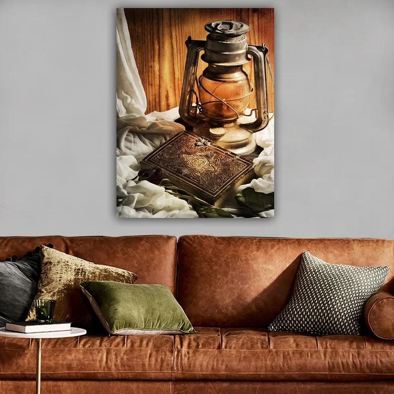 Lerretsbilde 70x100 cm - Gammeldags oljelampe og en dekorativ boks omgitt av myke stoffer - Gull / Brun / Beige - Innredning - Bilder & kunst - Lerretsbilder