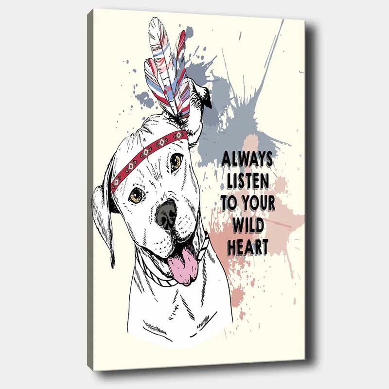 Lerretsbilde 70x100 cm - Glad hund med fjær og et bånd rundt hodet som oppmuntrer deg til å lytte til ditt ville hjerte, Hvit / Rød / Blå