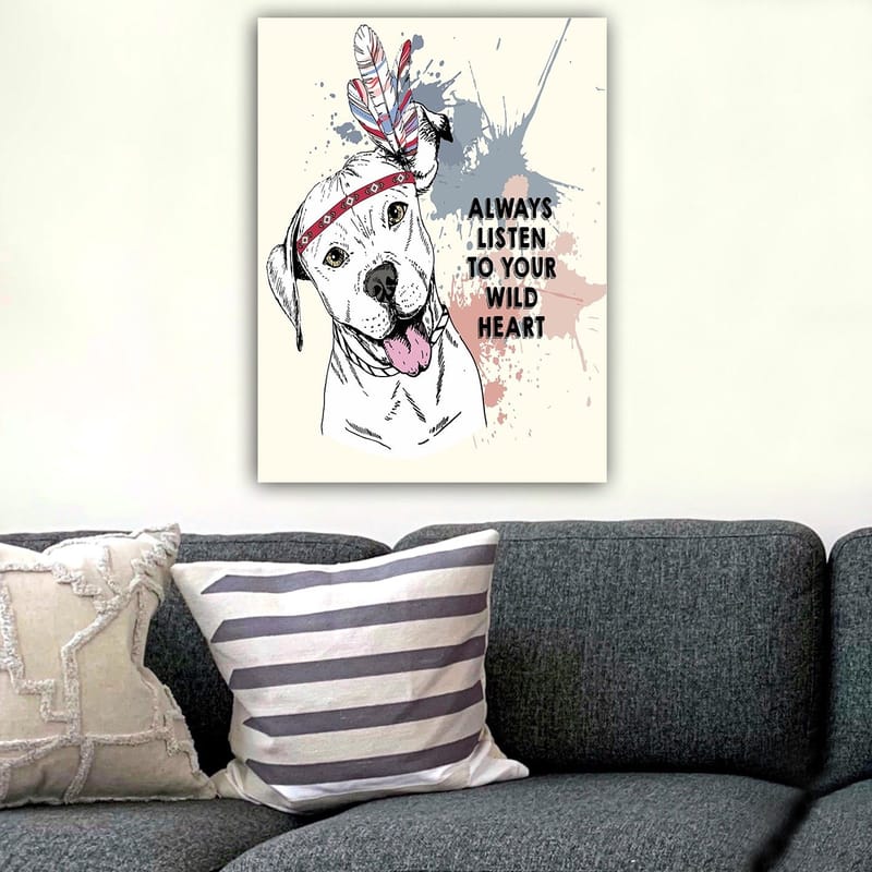 Lerretsbilde 70x100 cm - Glad hund med fjær og et bånd rundt hodet som oppmuntrer deg til å lytte til ditt ville hjerte - Hvit / Rød / Blå - Innredning - Bilder & kunst - Lerretsbilder