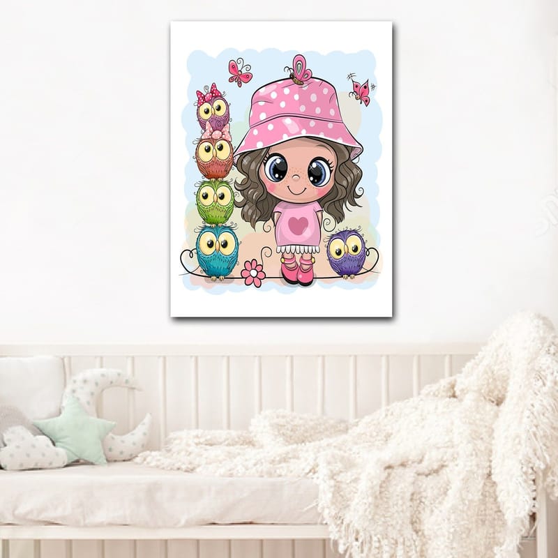 Lerretsbilde 70x100 cm - Glad jente med rosa hatt omgitt av fargerike ugler og sommerfugler - Rosa / Grønn / Blå - Innredning - Bilder & kunst - Lerretsbilder