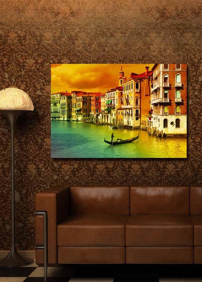 Lerretsbilde 70x100 cm - Gondol som glir gjennom en kanal omgitt av fargerike bygninger i Venezia - Gull / Grønn / Rød - Innredning - Bilder & kunst - Lerretsbilder