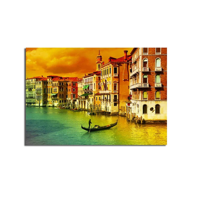 Lerretsbilde 70x100 cm - Gondol som glir gjennom en kanal omgitt av fargerike bygninger i Venezia - Gull / Grønn / Rød - Innredning - Bilder & kunst - Lerretsbilder