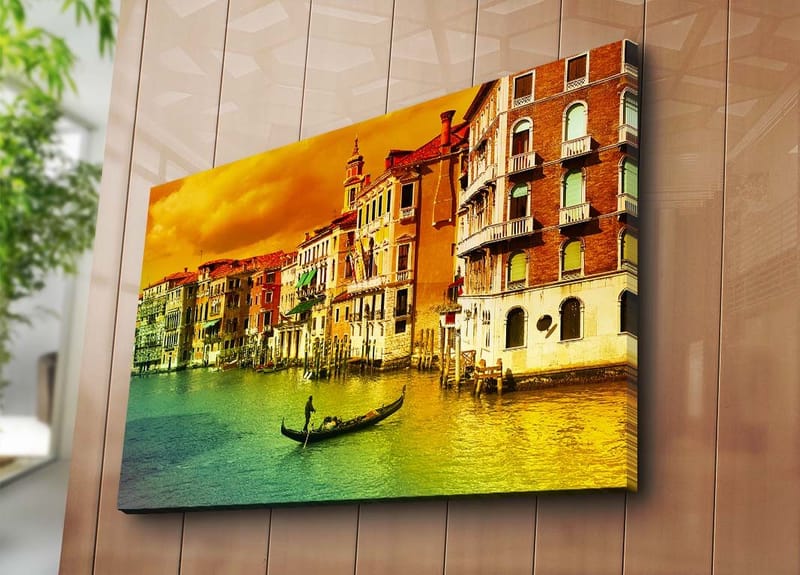 Lerretsbilde 70x100 cm - Gondol som glir gjennom en kanal omgitt av fargerike bygninger i Venezia - Gull / Grønn / Rød - Innredning - Bilder & kunst - Lerretsbilder