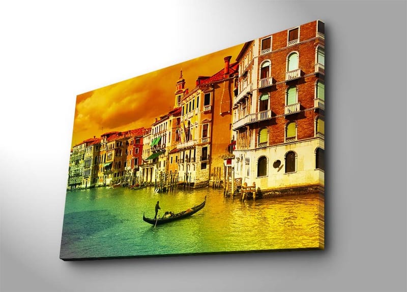 Lerretsbilde 70x100 cm - Gondol som glir gjennom en kanal omgitt av fargerike bygninger i Venezia - Gull / Grønn / Rød - Innredning - Bilder & kunst - Lerretsbilder