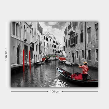 Lerretsbilde 70x100 cm - Gondolier som navigerer gjennom en venetiansk kanal med fargerike detaljer i et svart-hvitt miljø - Rød / Grønn / Svart - Innredning - Bilder & kunst - Lerretsbilder