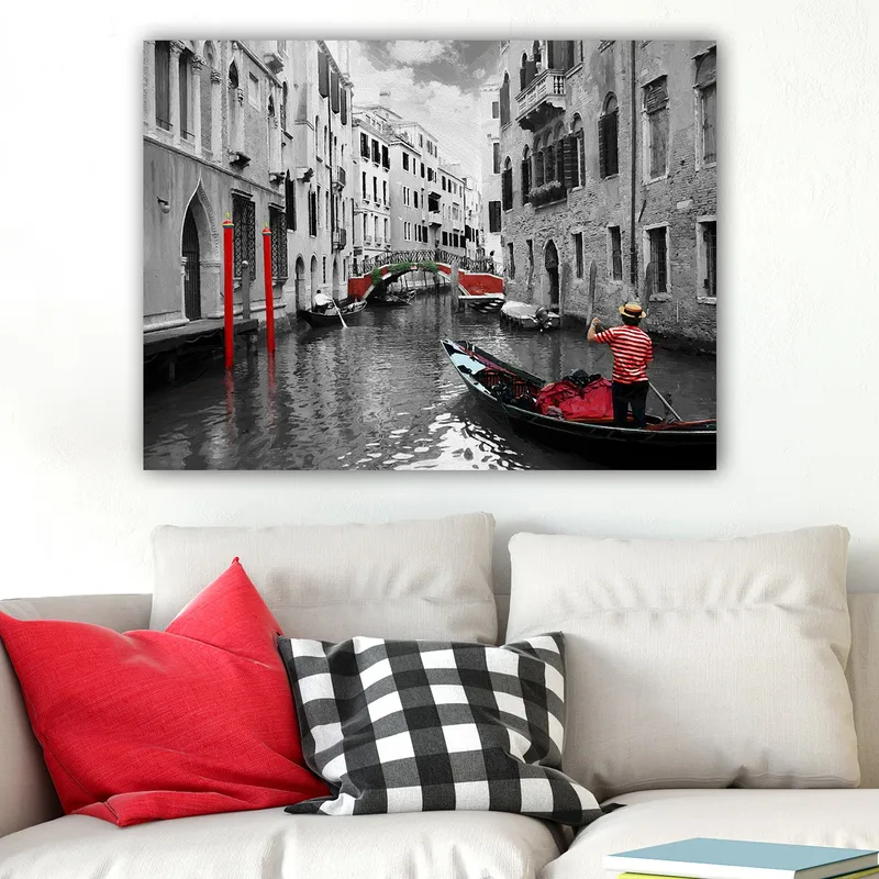 Lerretsbilde 70x100 cm - Gondolier som navigerer gjennom en venetiansk kanal med fargerike detaljer i et svart-hvitt miljø - Rød / Grønn / Svart - Innredning - Bilder & kunst - Lerretsbilder