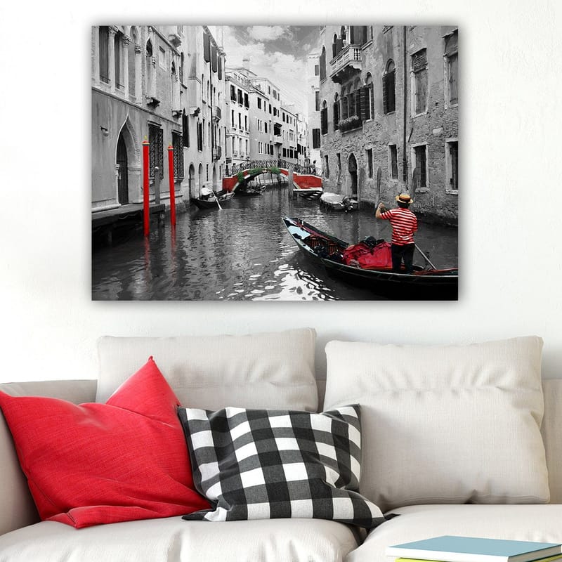 Lerretsbilde 70x100 cm - Gondolier som navigerer gjennom en venetiansk kanal med fargerike detaljer i et svart-hvitt miljø - Rød / Grønn / Svart - Innredning - Bilder & kunst - Lerretsbilder