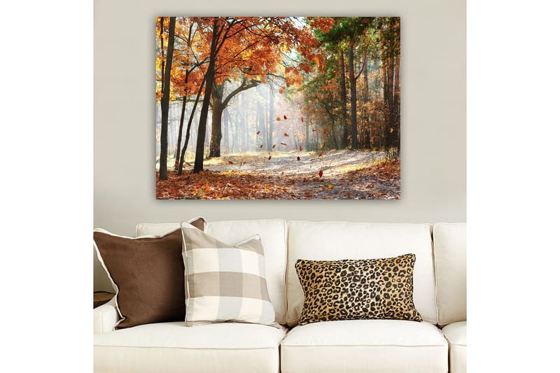 Lerretsbilde 70x100 cm - Høstskoglandskap med fallende blader i varme farger - Oransje / Brun / Grønn - Innredning - Bilder & kunst - Lerretsbilder