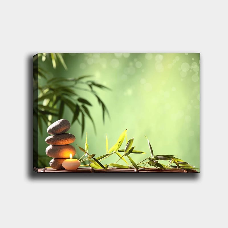Lerretsbilde 70x100 cm - Harmonisk komposisjon med stablede steiner, et stearinlys og bambus som symboliserer ro og balanse, Grønn / Grå / Beige