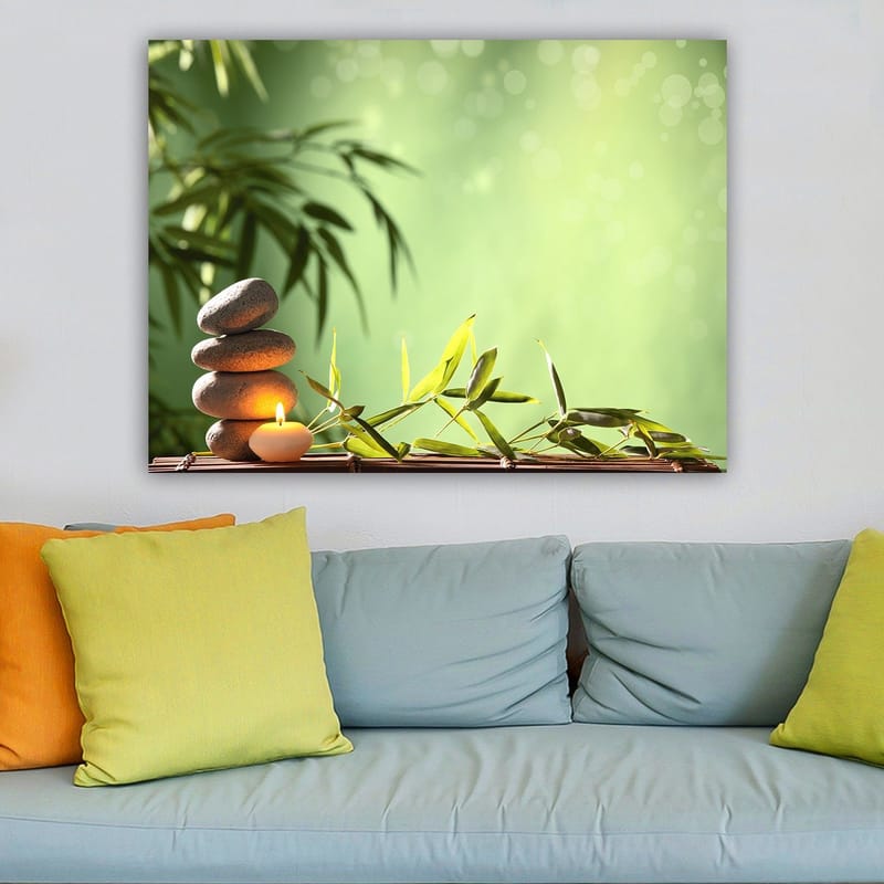 Lerretsbilde 70x100 cm - Harmonisk komposisjon med stablede steiner, et stearinlys og bambus som symboliserer ro og balanse - Grønn / Grå / Beige - Innredning - Bilder & kunst - Lerretsbilder
