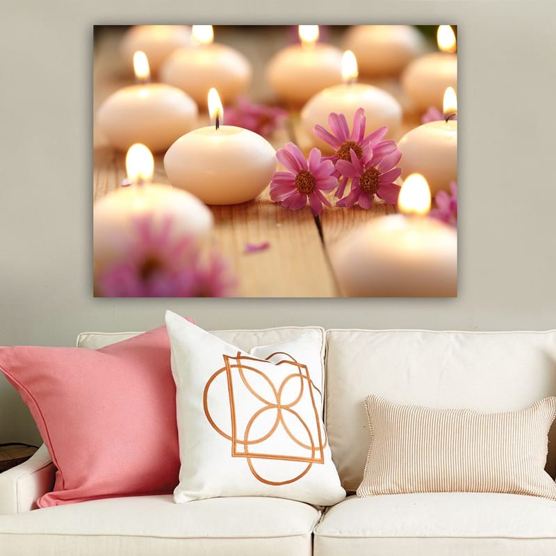 Lerretsbilde 70x100 cm - Harmonisk samling av tente lys omgitt av rosa blomster - Lys rosa / Hvit / Beige - Innredning - Bilder & kunst - Lerretsbilder