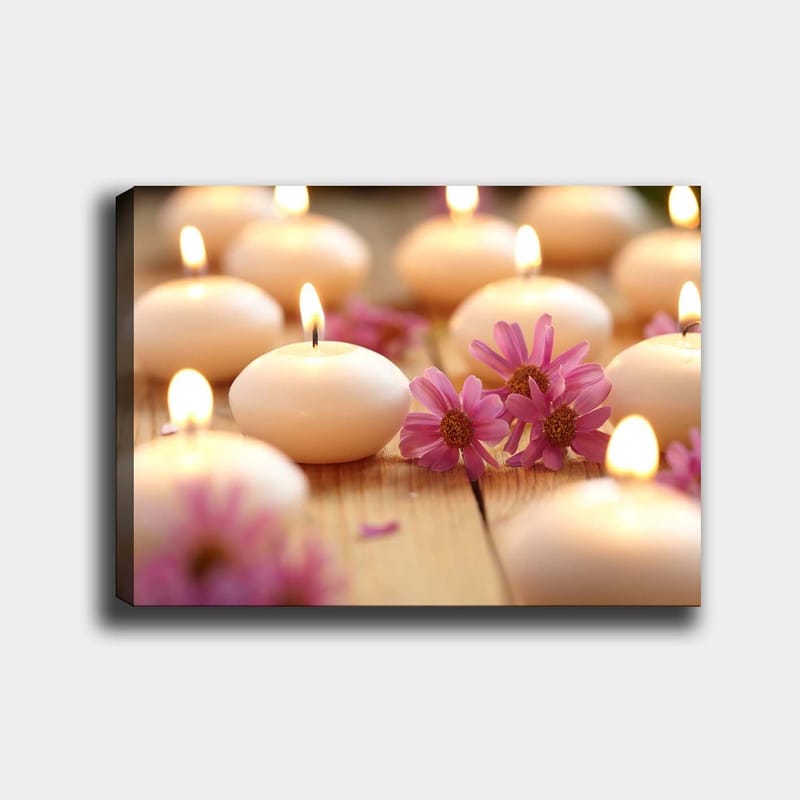 Lerretsbilde 70x100 cm - Harmonisk samling av tente lys omgitt av rosa blomster, Lys rosa / Hvit / Beige