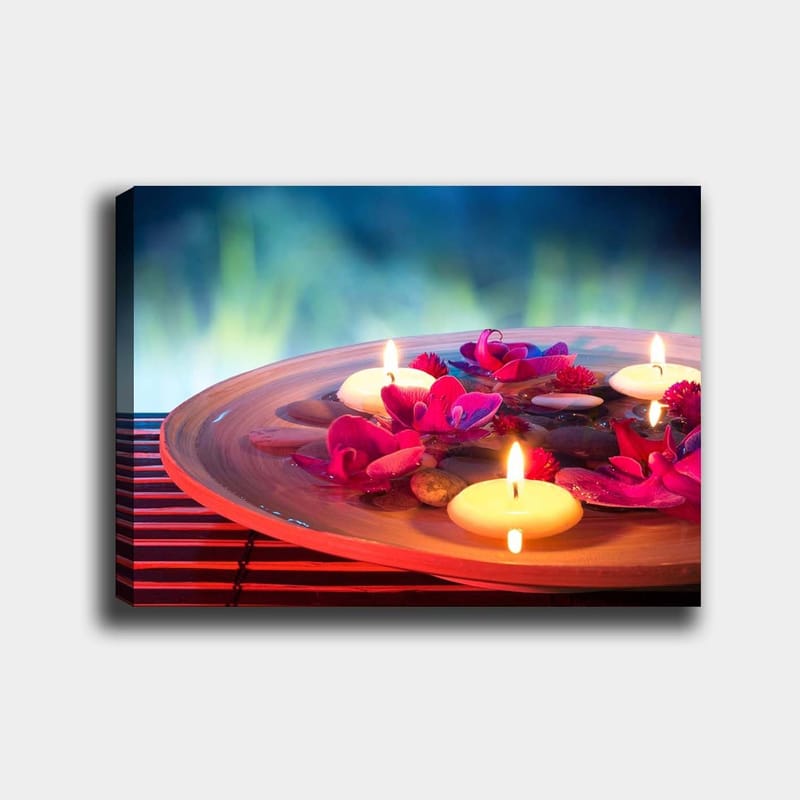 Lerretsbilde 70x100 cm - Harmonisk skål med flytende blomster og lys som skaper en fredelig atmosfære, Rosa / Hvit / Brun